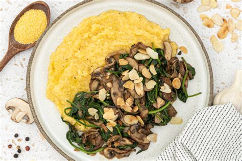 Fotografija veganske polentne pice z gobami in sirom Violife