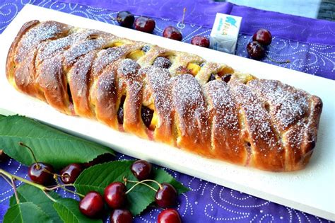 Fotografija pripravljenega peciva z breskvami, okusno postreženega s prelivom in pistacijami