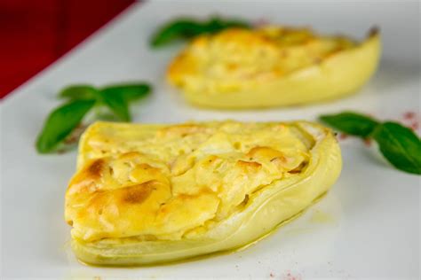 Fotografija: Postrežena polnjena paprika z zapečeno polento
