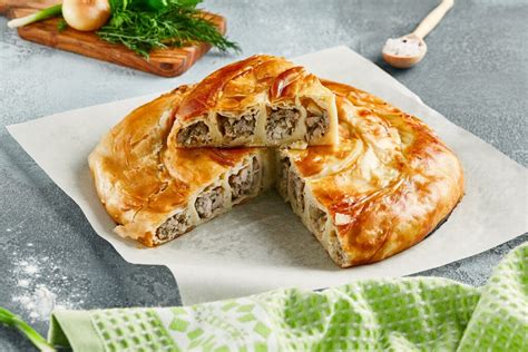 Tematsko foto: raznolike sveže sestavine za burek, kot so moka, meso, sir, špinača
