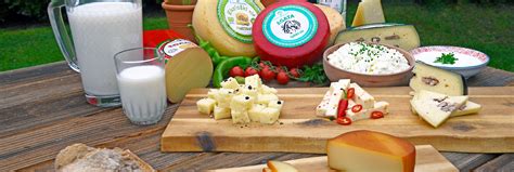 Fotografija različnih mlečnih izdelkov, vključno z ekološkimi, ki jih ponuja Loška mlekarna.