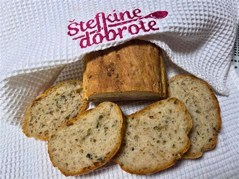 model za šarkelj, namazan in potresen z mletimi bučnimi semeni in moko