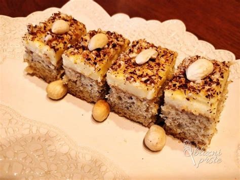 razrezan biskvit s kremo in krokantom