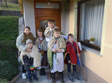 Koledniki v tradicionalnih oblačilih