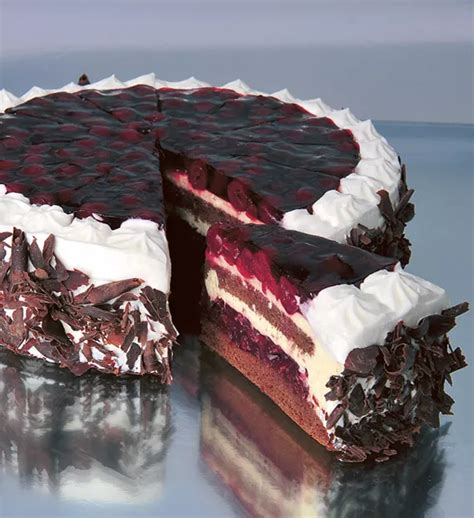 Fotografija dobro sestavljene torte črni gozdiček s svežim sadjem