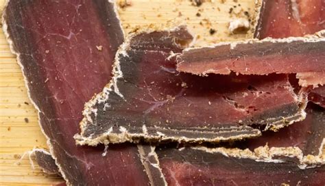 Tematska fotografija: pemmican in tradicionalne sestavine (sušeno meso, loj, jagode)