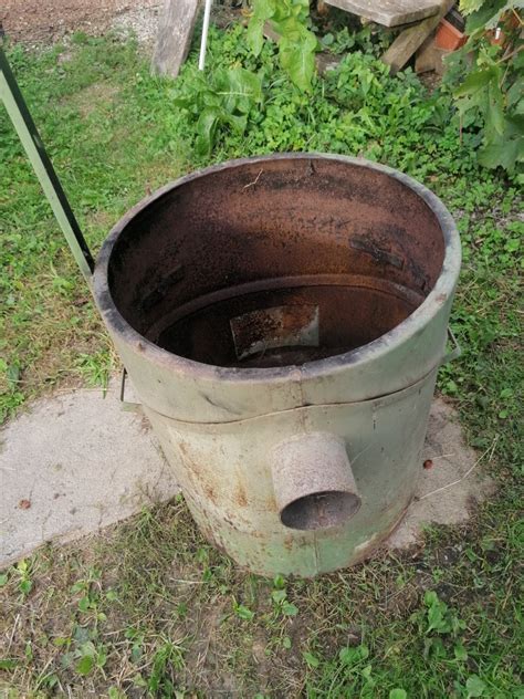 Fotografija starega bakrenega kotla za kuhanje polente.