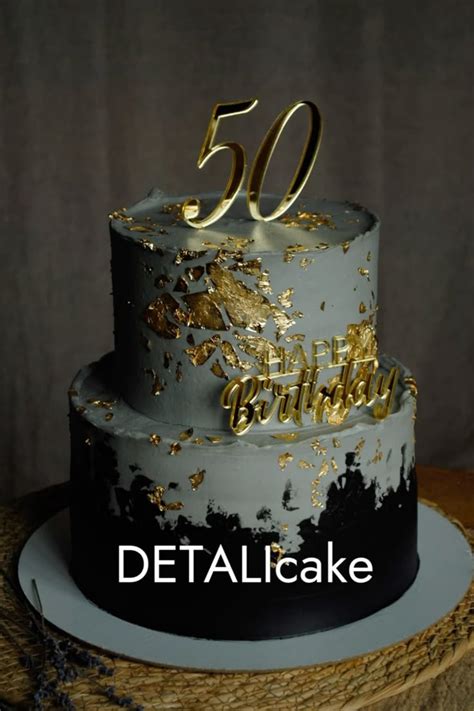 Tematsko foto klasične torte za moške z dekoracijo, kot so čokolada, oreščki, sadje