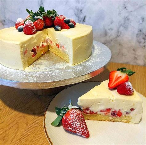 Fotografija jagodne torte, okrašene s svežimi jagodami