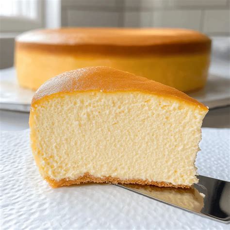 Thematisches Foto eines gebackenen, souffléartigen japanischen Cheesecakes