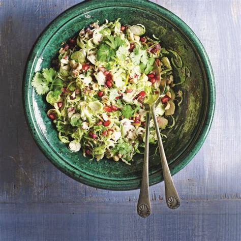 Fotografija solate iz brstičnega ohrovta s kvinojo