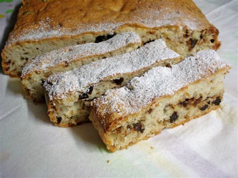 različno pecivo iz beljakov in skute na pladnju