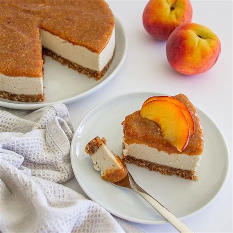 cheesecake z rezinami sadja in skutinim nadevom
