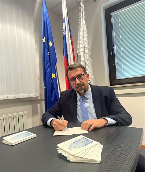 Ilustracija brokolijevih cvetov, ki so zmleto v drobna zrna, podobna rižu.