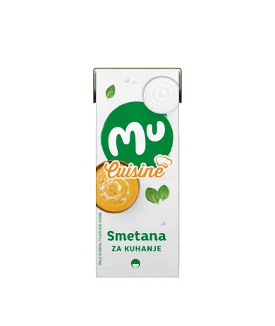 različne vrste smetane (sladka, kisla, za kuhanje, rastlinska) na leseni podlagi