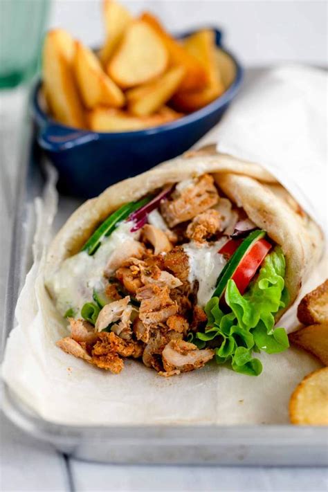 Serviran piščančji gyros z bogato tzatziki omako in svežo zelenjavo