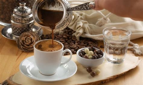 postrežena turška kava s kozarcem vode in lokumi