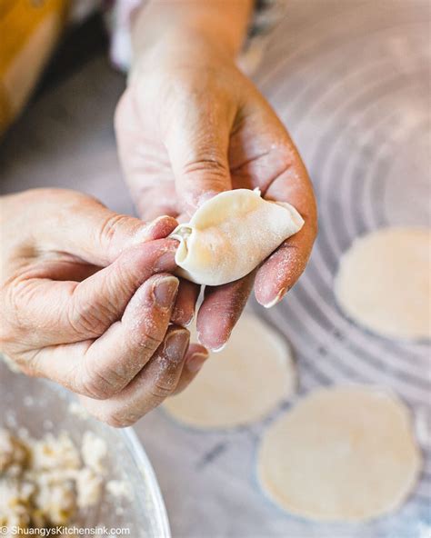 Diagram of making potato dumplings with filling