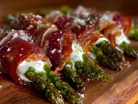 Photo of asparagus with crispy prosciutto and potato puree
