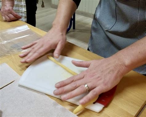 proces priprave domačih zeliščnih kruhkov