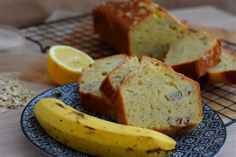 Tematska fotografija: sestavine za bananin kruh - banane, limone, moka, jajca