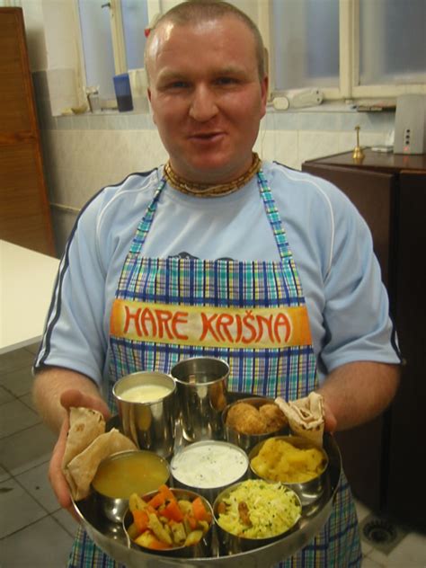 Tematsko foto: Mitja Bitenc med kuharskim tečajem, obkrožen z začimbami in svežo zelenjavo
