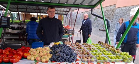 fotografija lokalne tržnice z obilico sveže zelenjave