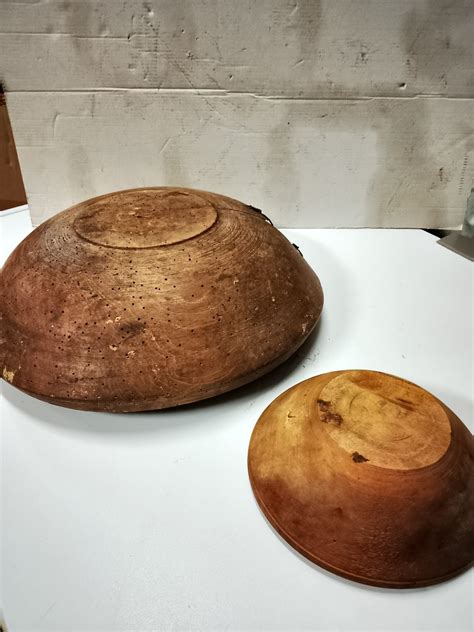 Shema pravilnega shranjevanja kruha v leseni posodi s čajno brisačo