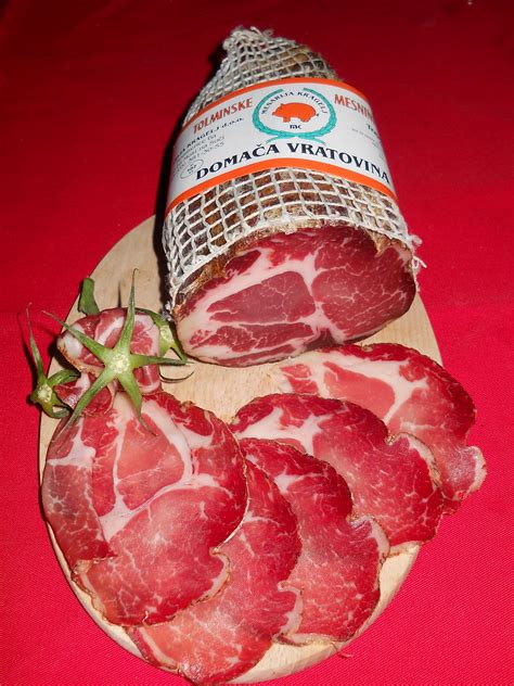 Fotografija različnih suhomesnatih izdelkov Mesarije Kragelj (pršut, salame, vratovina)