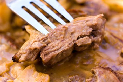 Ilustracija svežih šampinjonov na kuhinjskem pultu