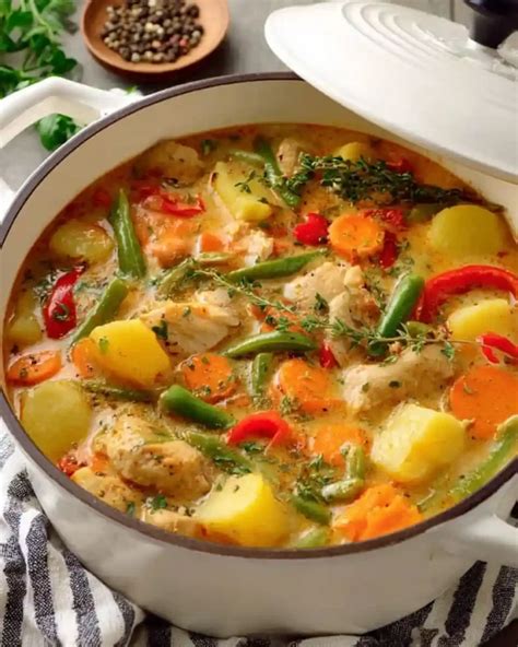 Earthenware pot with chicken and vegetable stew, ready to be served