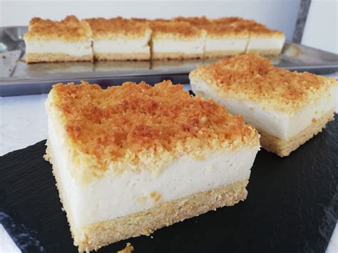 Fotografija sveže pečene skutine pite z zlatorumenim testom in sadnim nadevom