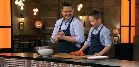 Fotografija tekmovalcev Luke, Martine in Amadeje v kuhinji MasterChefa