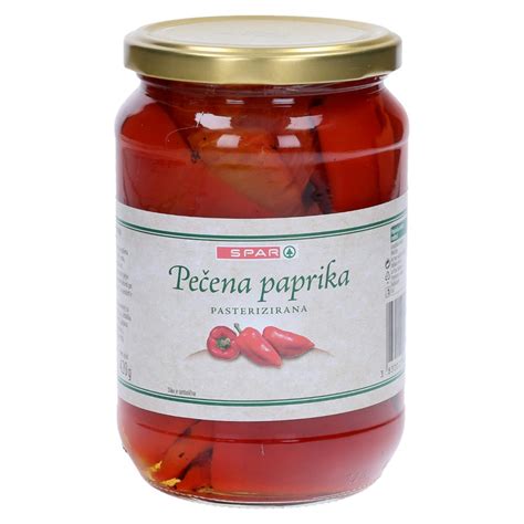 Pečena rdeča paprika, ki čaka na lupljenje