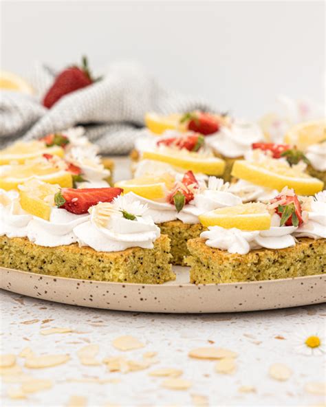 Fotografija limonine torte z makom in pomarančno kremo, okrašena z meto