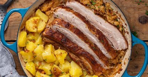 Peka krvavic na praženem kislem zelju v pekaču