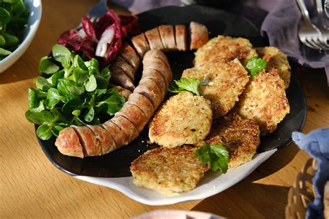 Pečenice s prilogo kuhanega kislega zelja