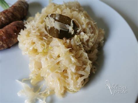 Dušeno kislo zelje z jabolki v kozici