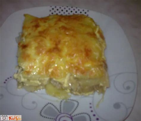 Zloženka iz pečenega zelja, humusa in lešnikov na krožniku