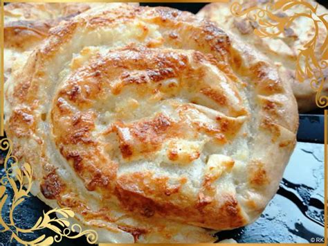 Prikaz vlečenja testa za burek na prtu