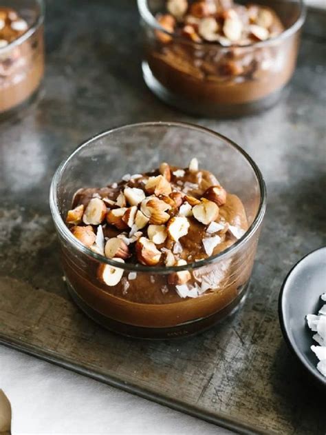 avokado, datlji in kakav kot osnova za čokoladni puding