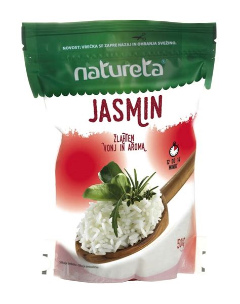 Jasminov riž v skledi z lesenimi paličicami