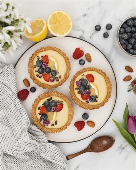 Fotografija limonine pite z listi bazilike
