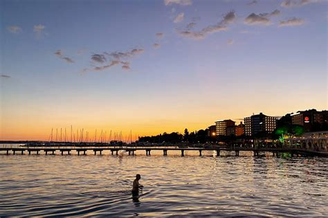 Tematska fotografija prenovljene promenade v Portorožu s pogledom na prazni objekt