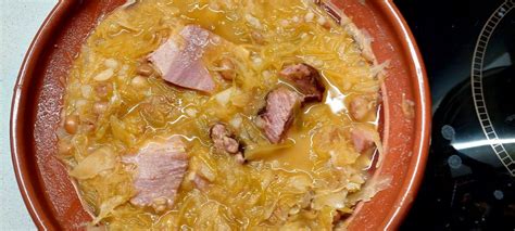 Fotografija kmečkega kislega zelja s prekajenim mesom