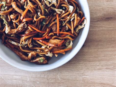 Tematična fotografija Chow Mein s piščancem in zelenjavo v voku