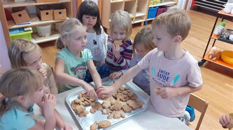 Ilustracija družine, ki skupaj peče piškote.