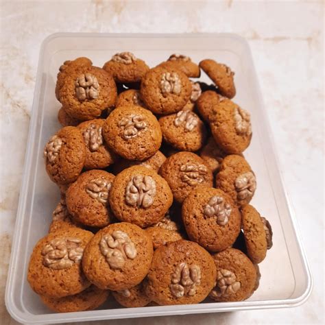 Slika piškotnih sredic, ki se pripravljajo za mešanje z orehi in čokolado za nadev.