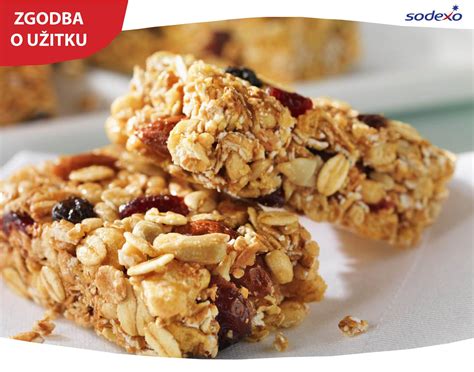 različne vrste žitnih kosmičev s sadjem in jogurtom