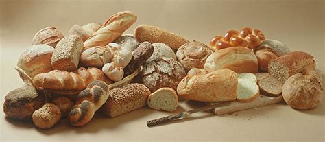 različne vrste kruha s sirom, zelenjavo in drugimi dodatki